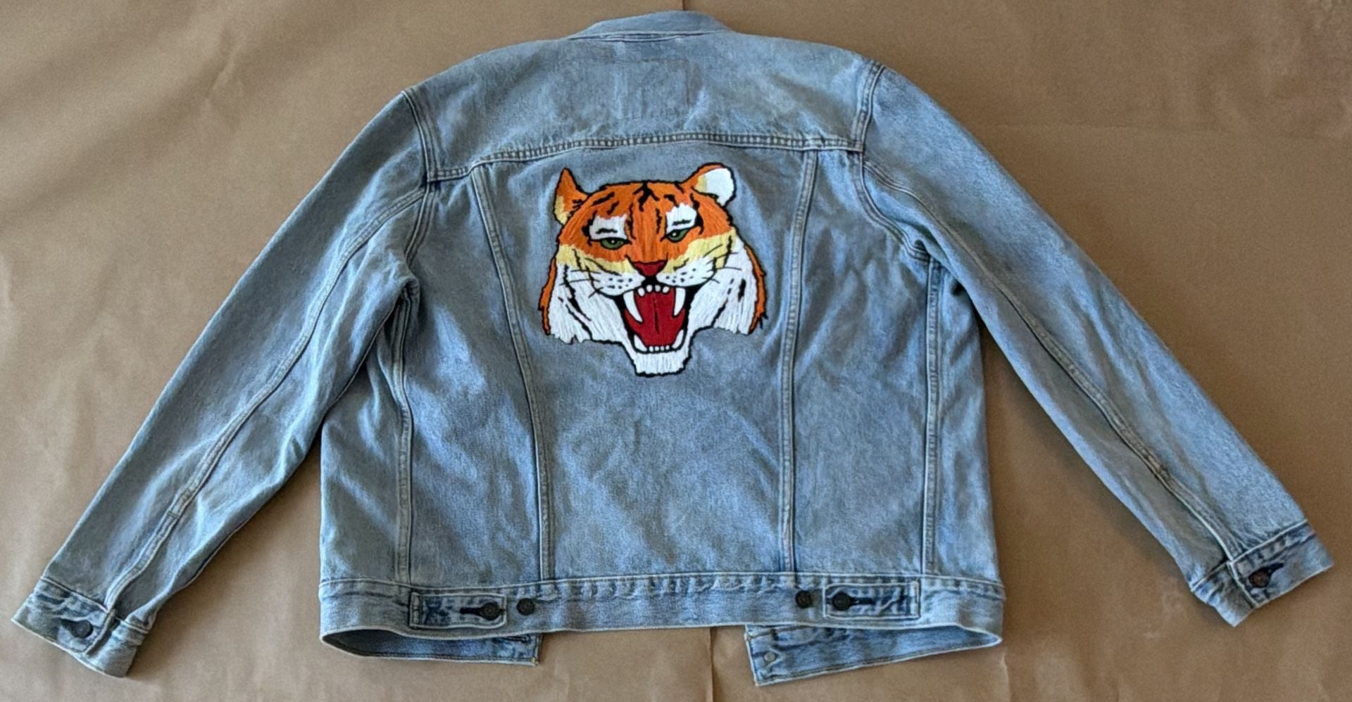 Levi’s Premium Trucker Denim Jacket Mens L 72334-0232 Embroidered Tiger Back 9