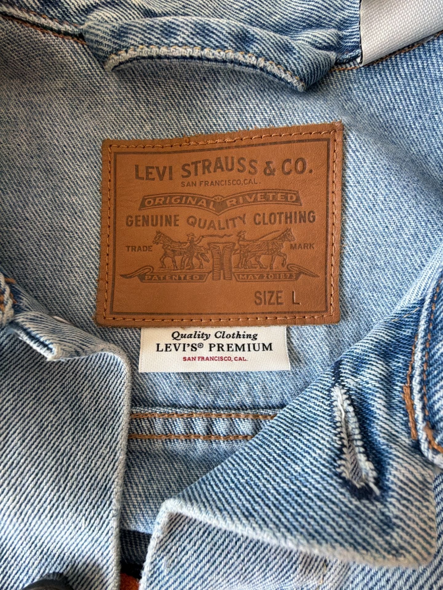 Levi’s Premium Trucker Denim Jacket Mens L 72334-0232 Embroidered Tiger Back 4