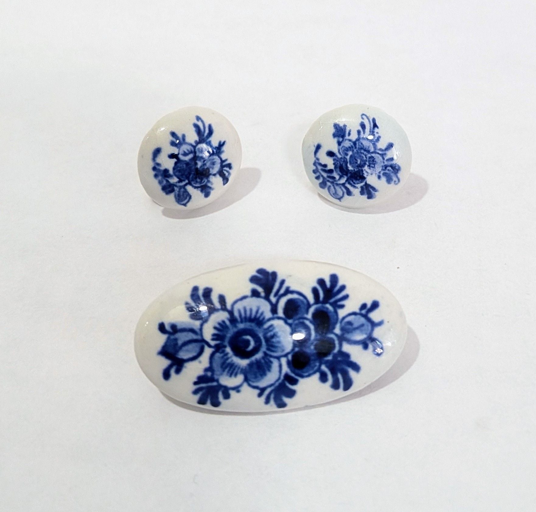 Delft Blue Porcelain Jewelry Set Oval Brooch & Screw Back Earrings Holland Vintg 1