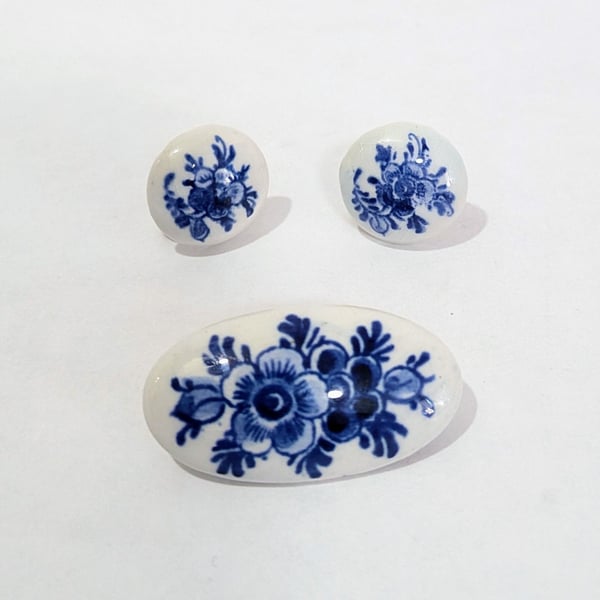 Delft Blue Porcelain Jewelry Set Oval Brooch & Screw Back Earrings Holland Vintg