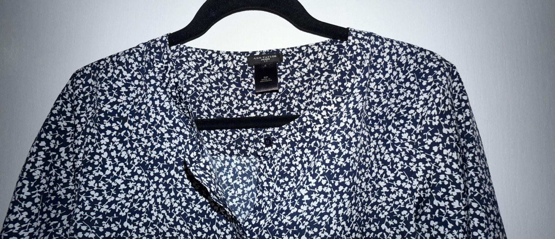 Ann Taylor Petite Floral Blouse Size SP Blue White Long Sleeve 8