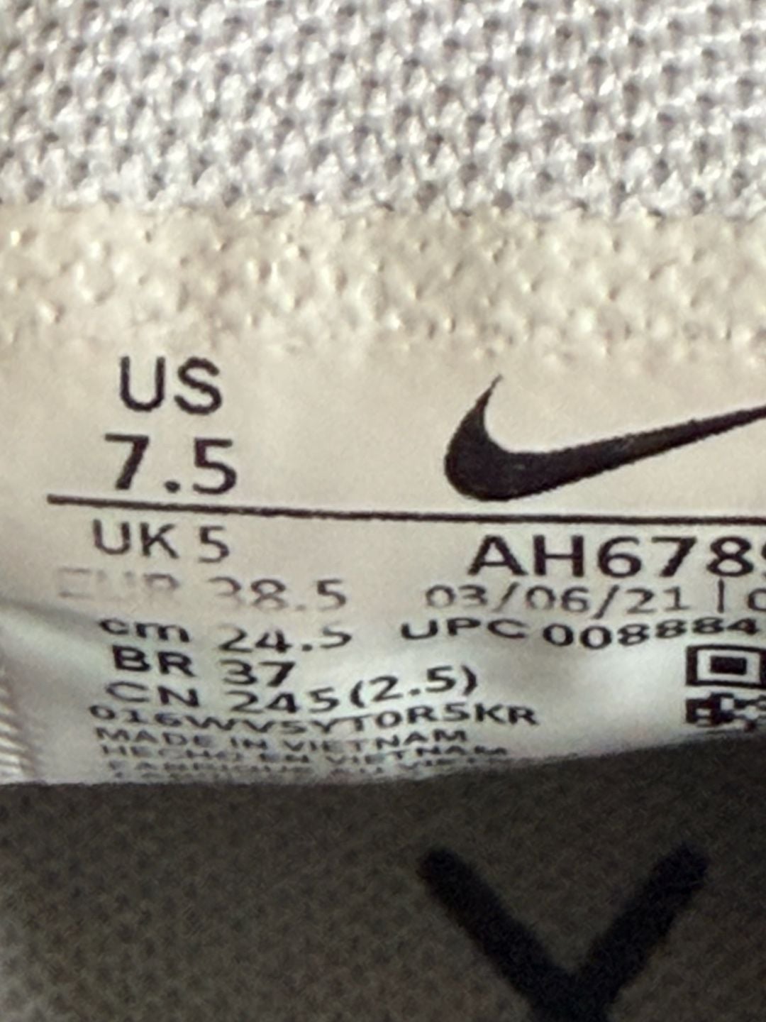 Nike Air Max 270 Size 7.5 White Black Casual Sneakers 7
