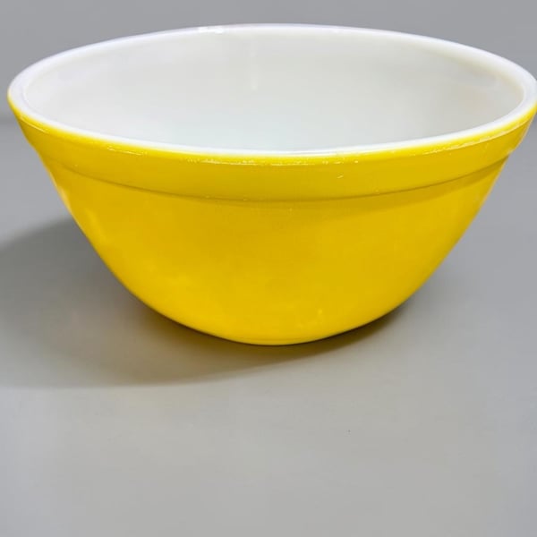 Pyrex Mixing Bowl 402 Yellow 1.5 QT Vintage Ovenware