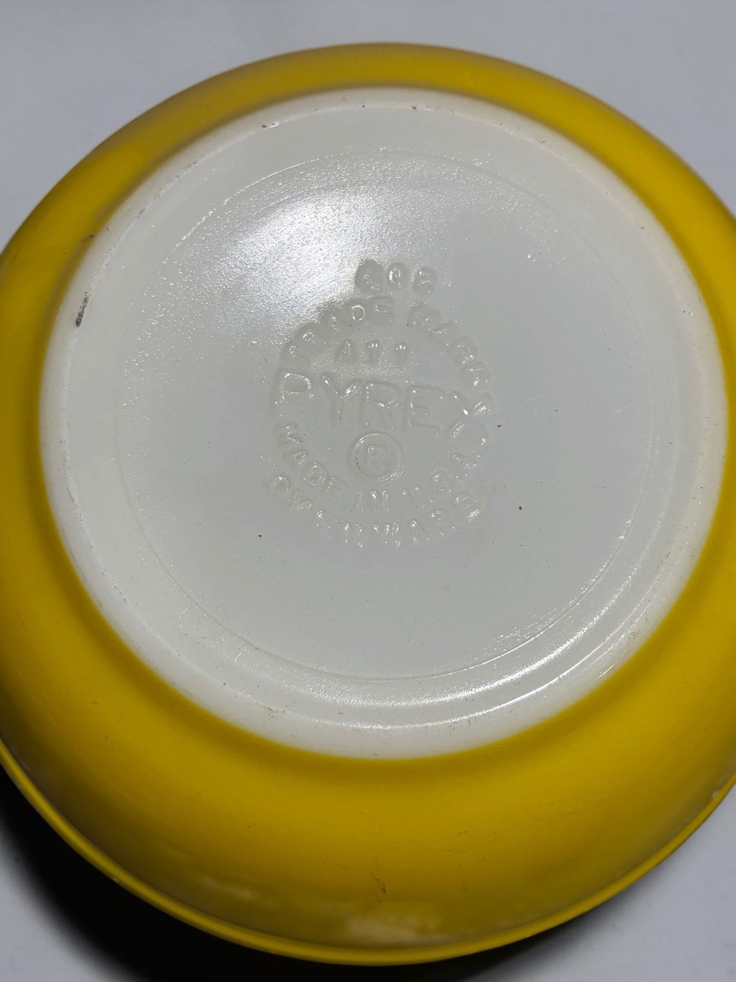 Pyrex Mixing Bowl 402 Yellow 1.5 QT Vintage Ovenware 4
