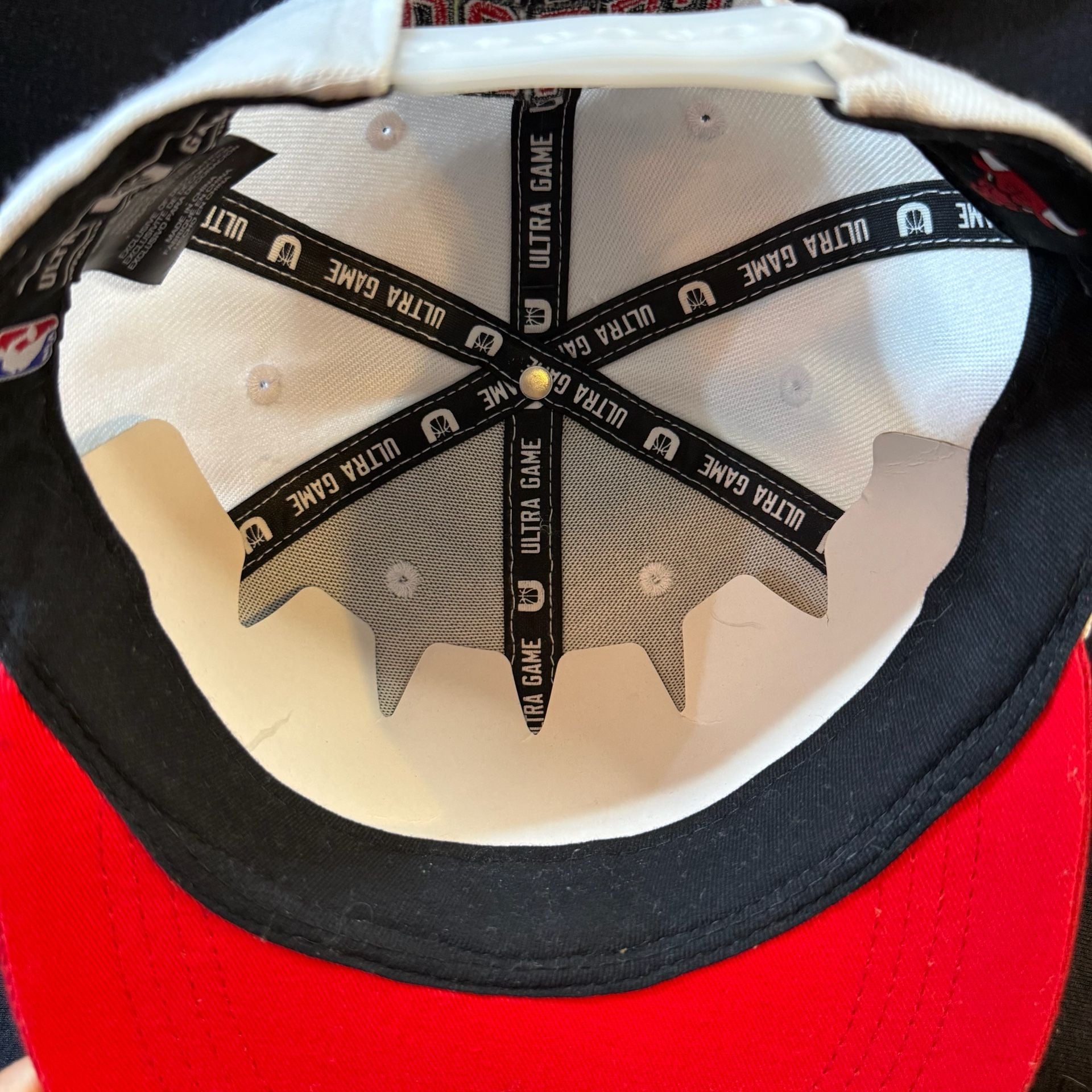 Ultra Game NBA Chicago Bulls Snapback Flat Brim Cap White Red 12