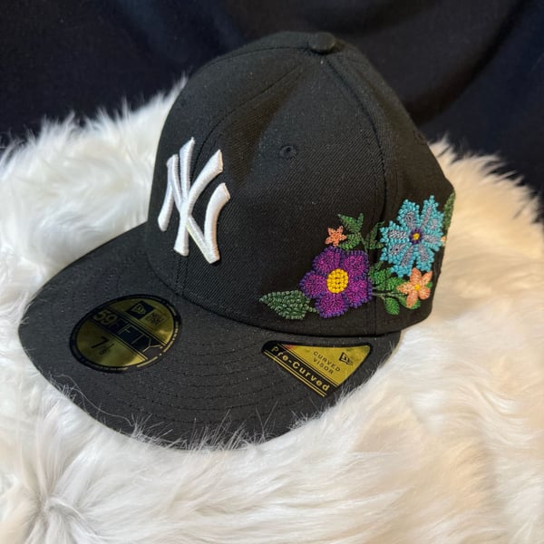 New Era New York Yankees Tonal Florals 59FIFTY Fitted Hat Size 7 1/8 Black