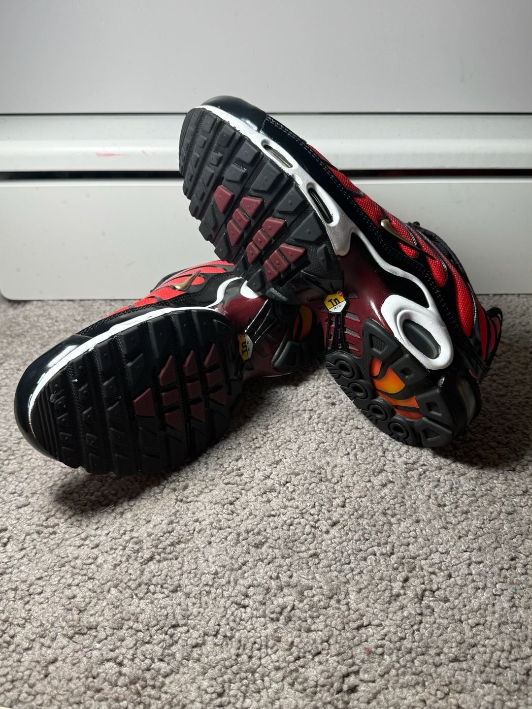Nike Air Max Plus Sisterhood Size 8 Women Red Gold 3