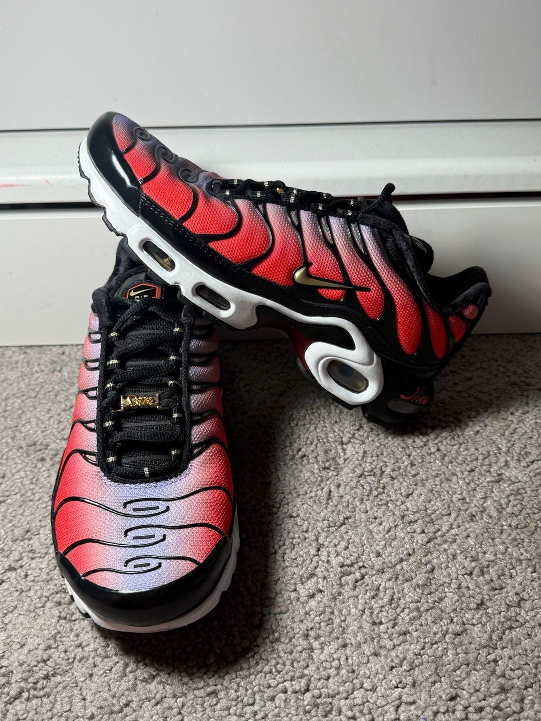 Nike Air Max Plus Sisterhood Size 8 Women Red Gold 2