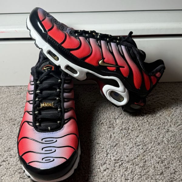 Nike Air Max Plus Sisterhood Size 8 Women Red Gold