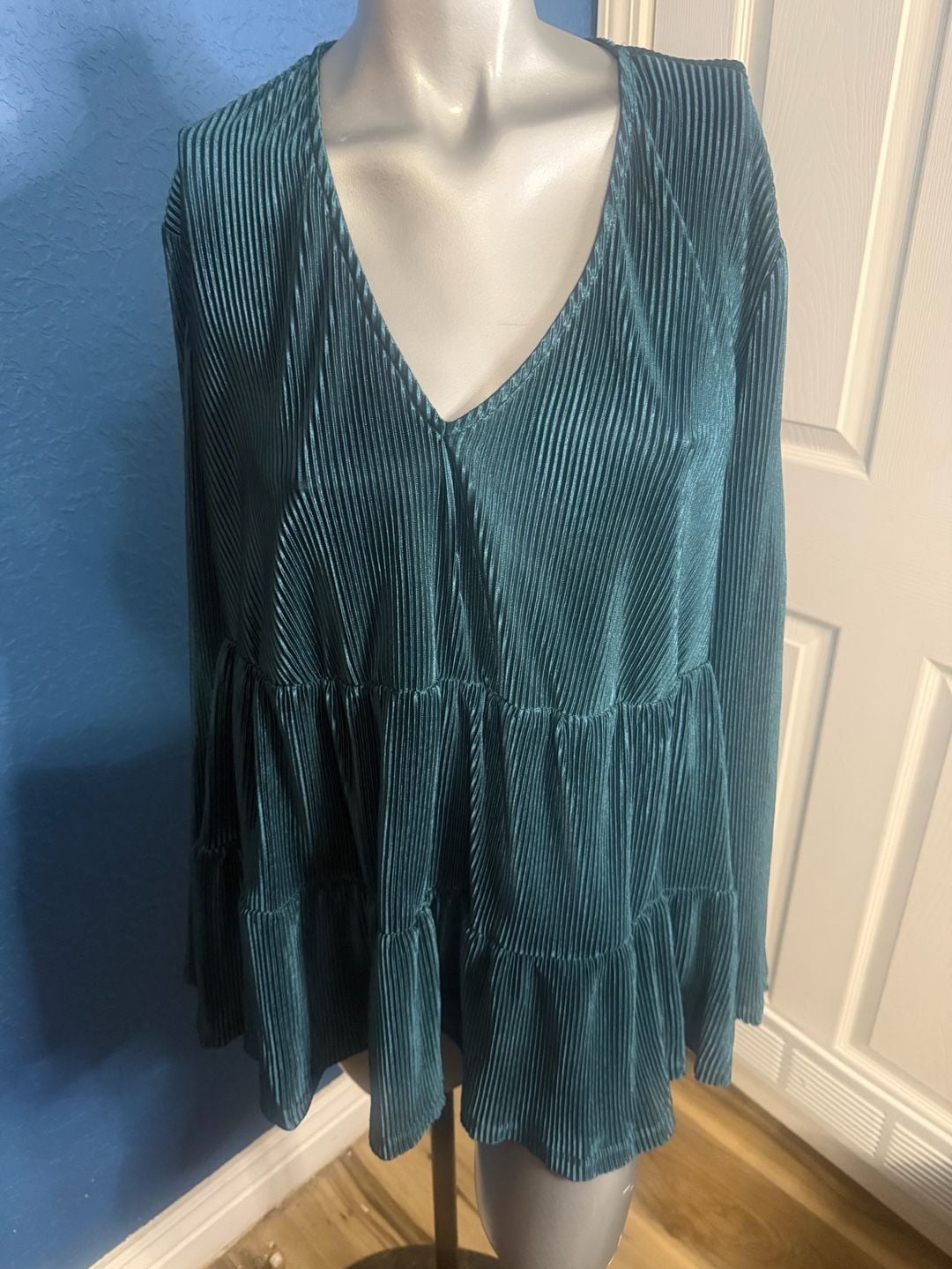 Tinsel NWT 2X Reflecting Pond Teal Pleated Tiered Tunic Top 2
