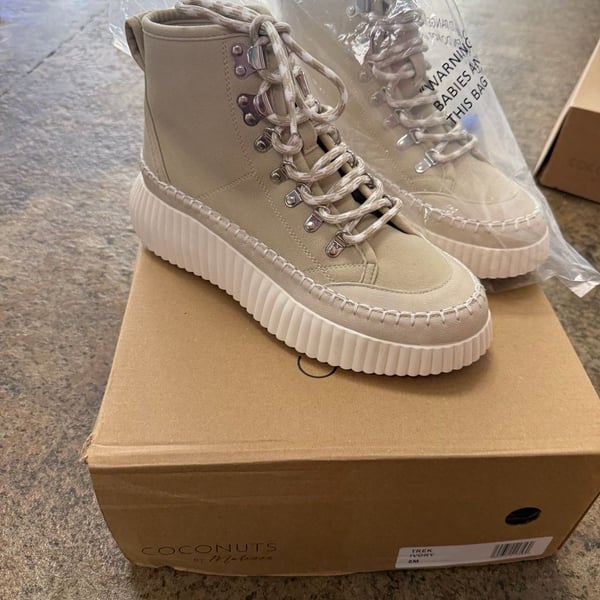 Coconuts by Matisse Trek Boot Size 8M Ivory