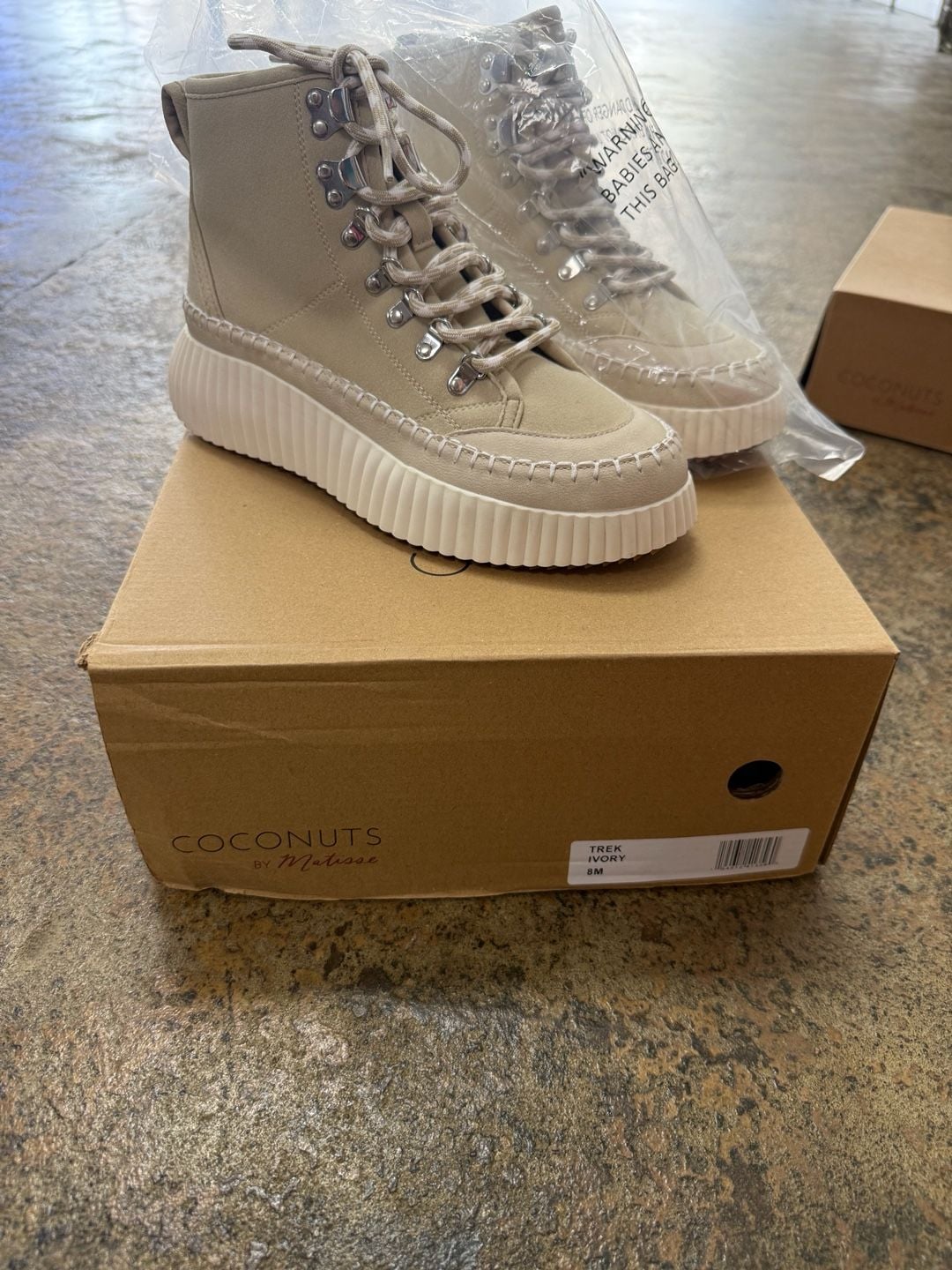 Coconuts by Matisse Trek Boot Size 8M Ivory 3