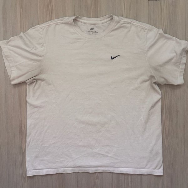 Nike The Nike Tee Size L Minimalist White T-Shirt Small Swoosh