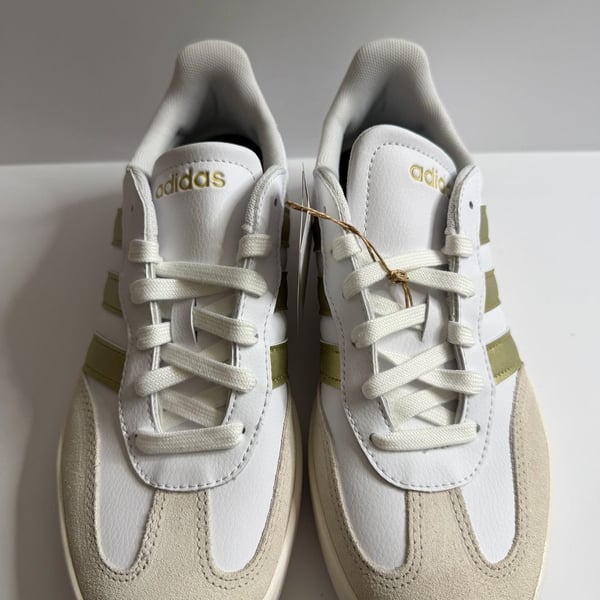 Adidas Barreda Size 8.5 White Gold Sneakers