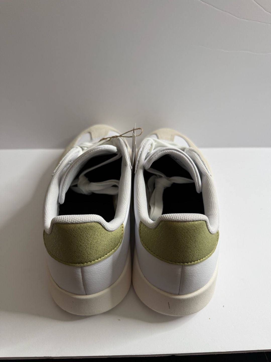 Adidas Barreda Size 8.5 White Gold Sneakers 4