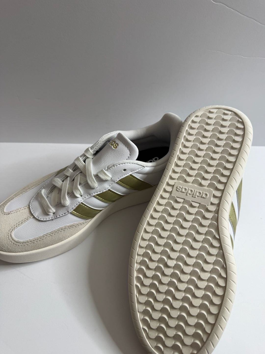 Adidas Barreda Size 8.5 White Gold Sneakers 5