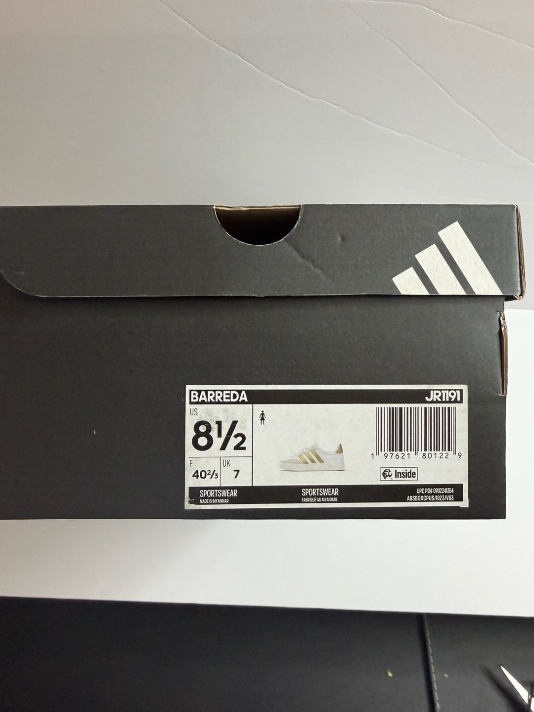 Adidas Barreda Size 8.5 White Gold Sneakers 7