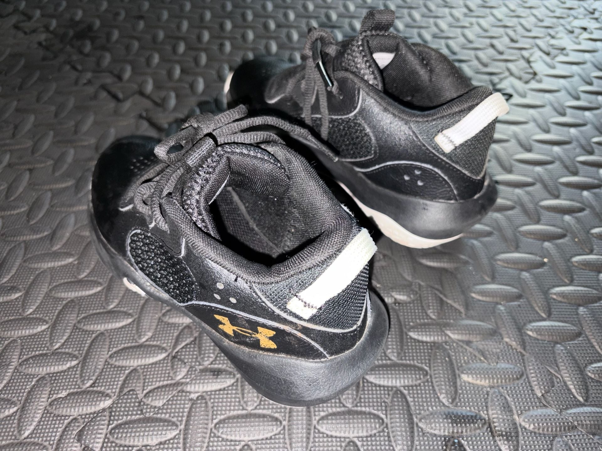 Under Armour Lockdown 6 Size 1Y Black Gold Basketball Shoes Sneakers 4