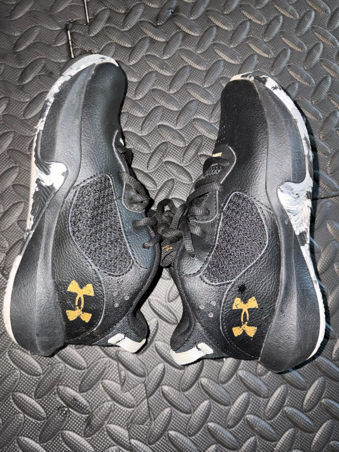 Under Armour Lockdown 6 Size 1Y Black Gold Basketball Shoes Sneakers 2