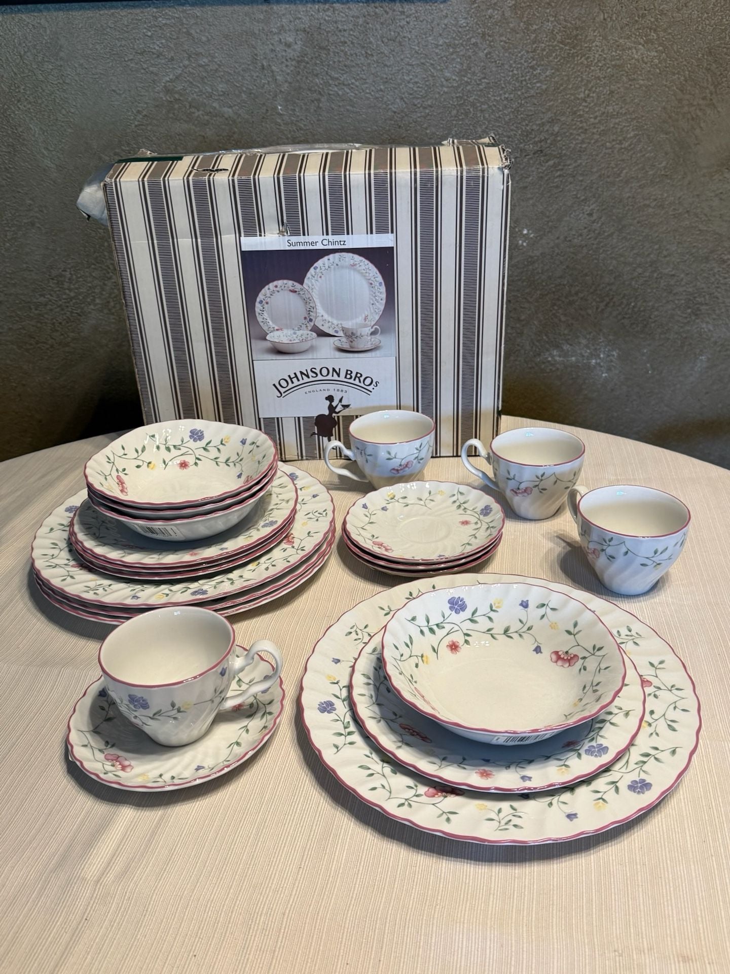 Johnson Brothers Summer Chintz 20-Piece Dinnerware Set (New WITH TAGS, NEVER USED) 2