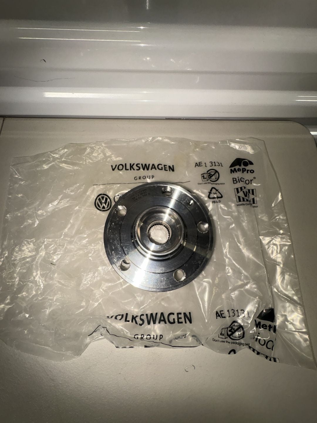 Volkswagen Wheel Bearing and Hub Assembly 5Q0 500 D 1
