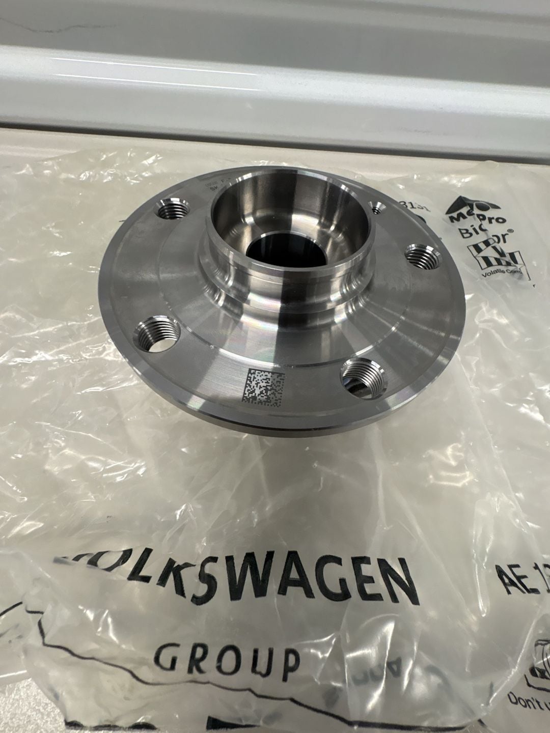 Volkswagen Wheel Bearing and Hub Assembly 5Q0 500 D 4