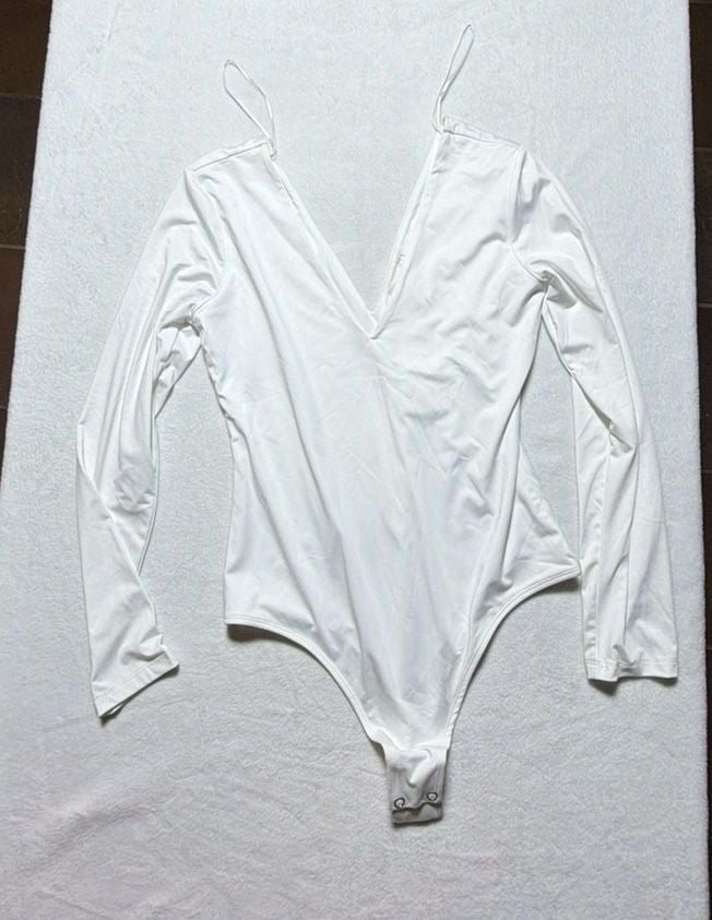 GB Plunge V-neck Long Sleeve Bodysuit White Size M 2