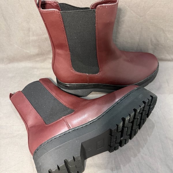 MIA Chelsea Boots Size 9 Burgundy Red Lug Sole