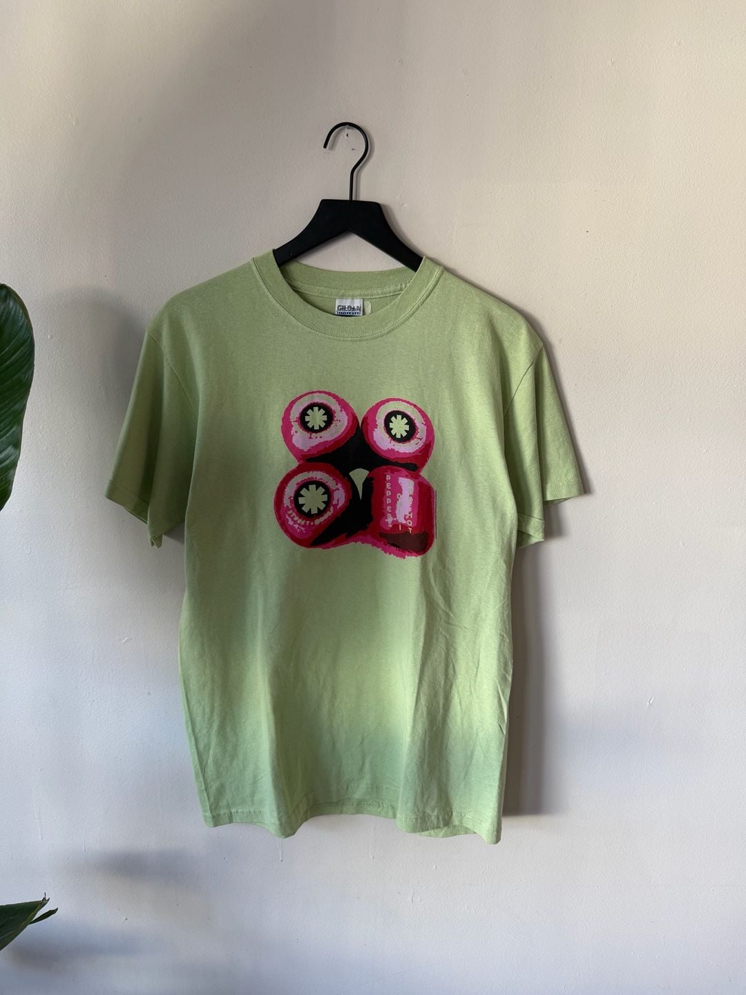 Gildan Red Hot Chili Peppers Skateboard Wheels T-Shirt Size M Green 2