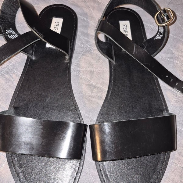 Steve Madden Donddi Sandals Size 11M Black Leather Flat Ankle Strap