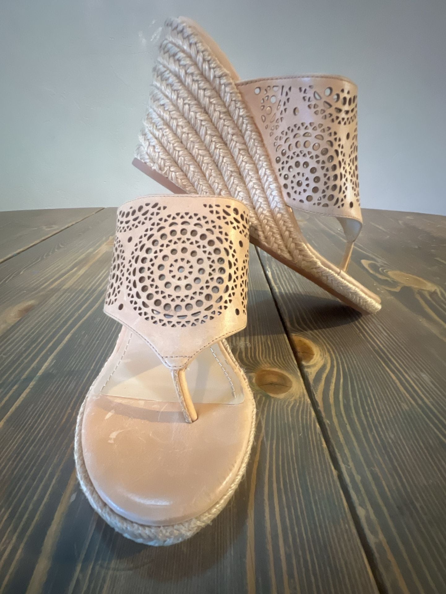 Johnston & Murphy Wedge Sandal Size 7.5 Tan Perforated Leather Thong 2
