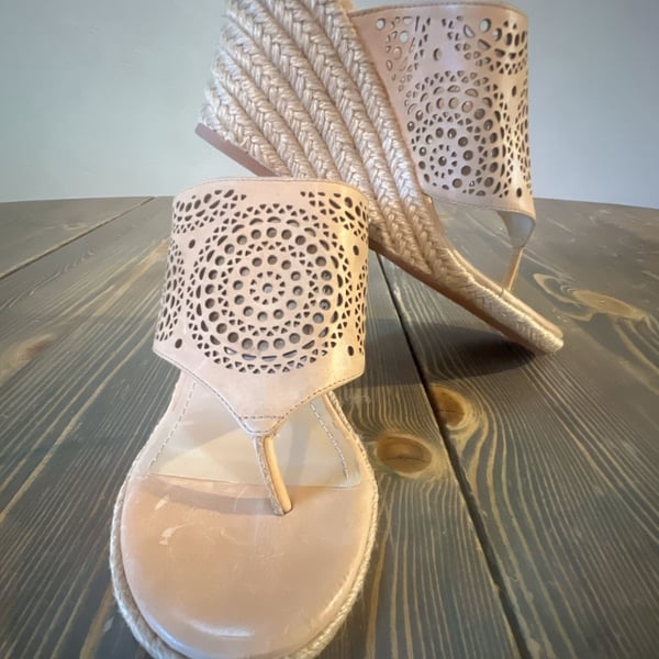 Johnston & Murphy Wedge Sandal Size 7.5 Tan Perforated Leather Thong