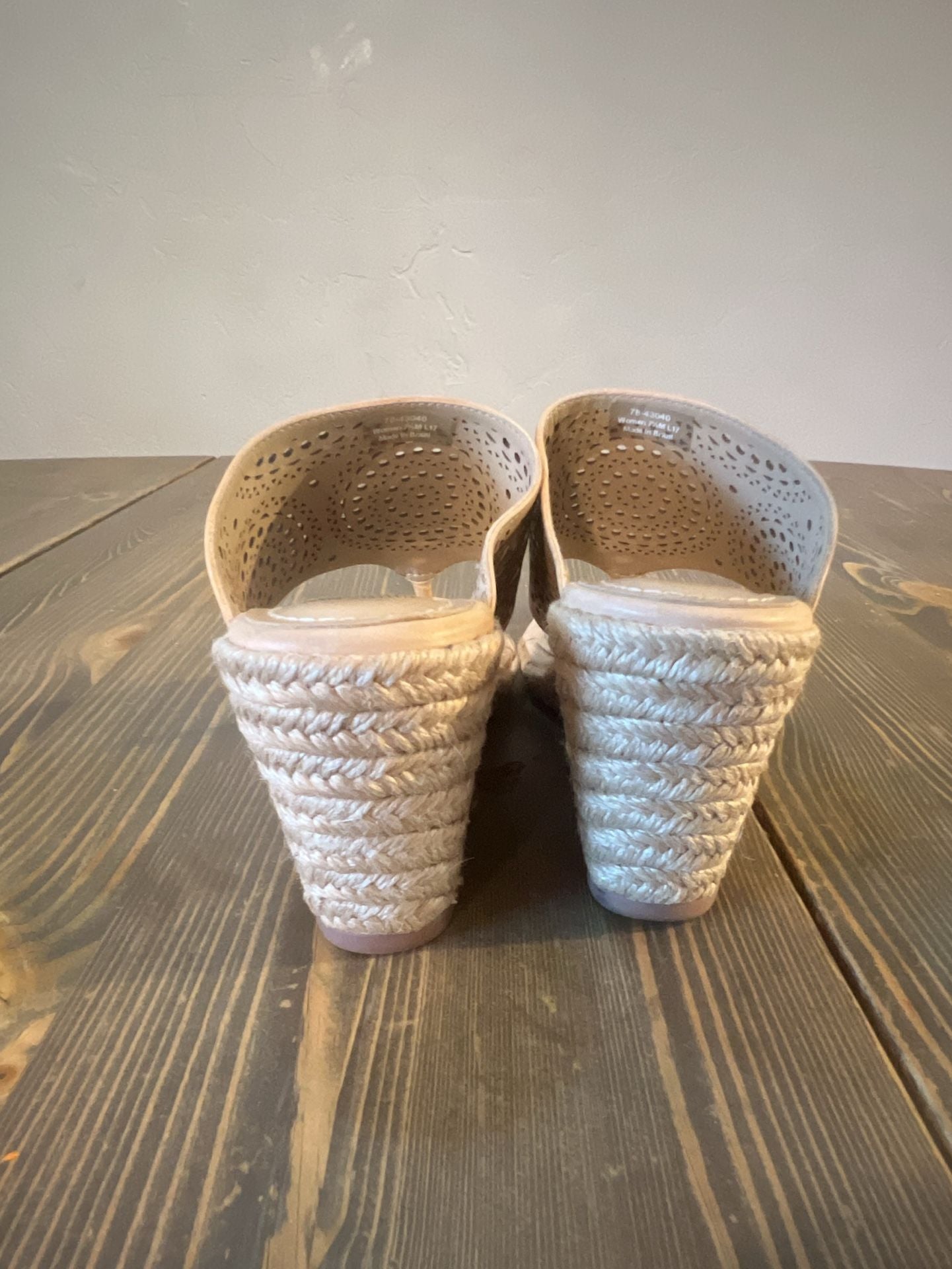 Johnston & Murphy Wedge Sandal Size 7.5 Tan Perforated Leather Thong 4
