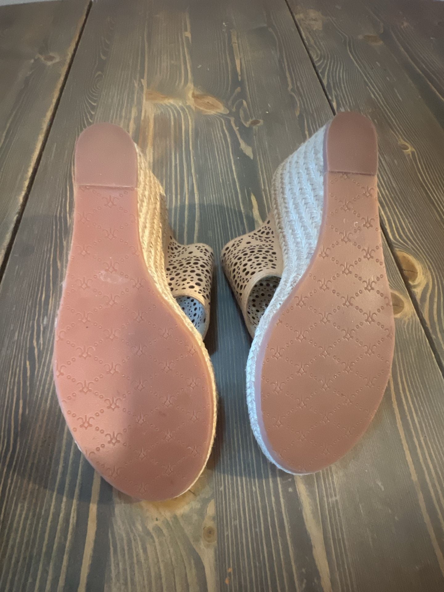 Johnston & Murphy Wedge Sandal Size 7.5 Tan Perforated Leather Thong 6