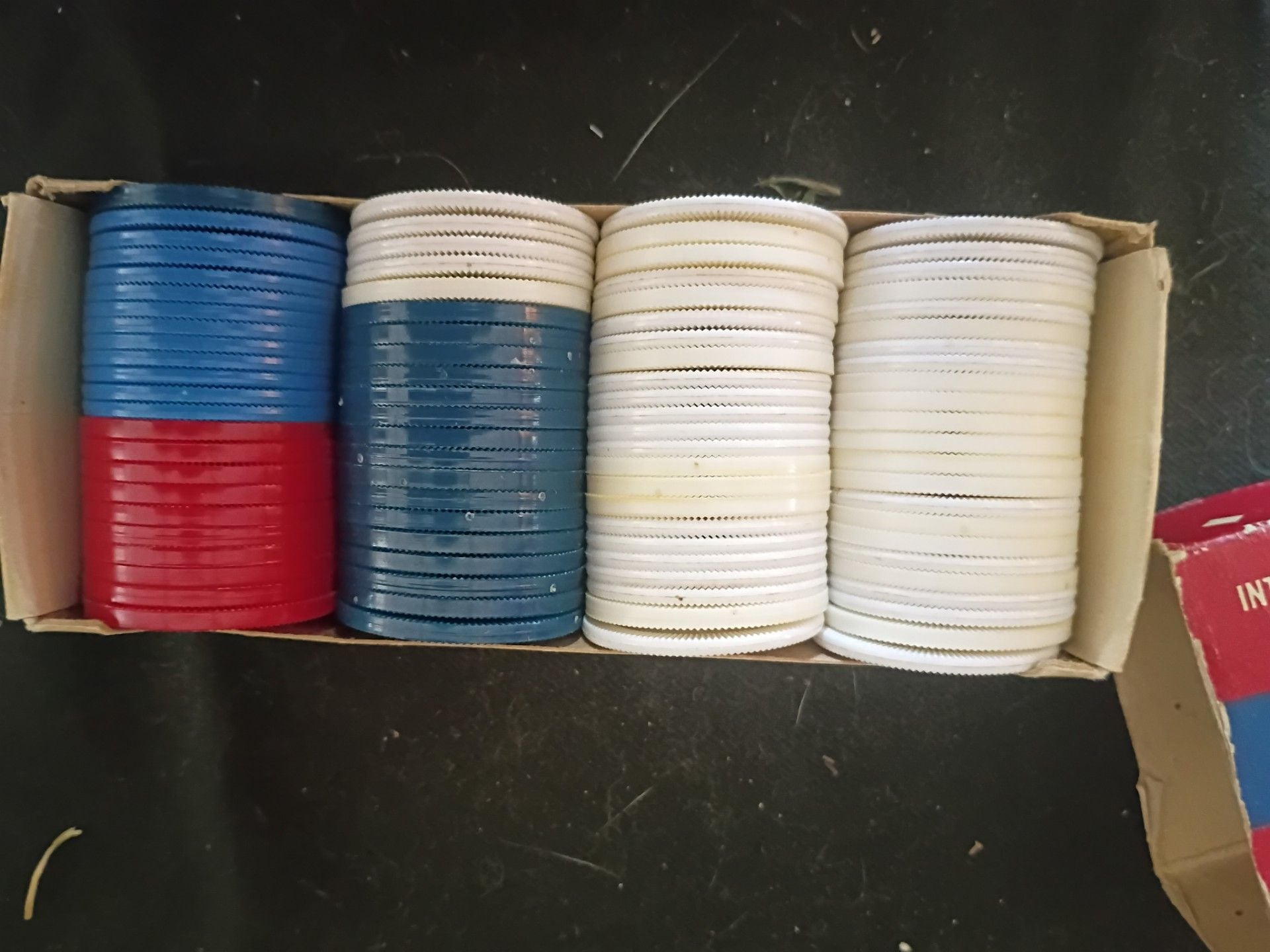 Lucky Plastic Poker Chips 100 Vintage Interlocking Red White Blue Box 1