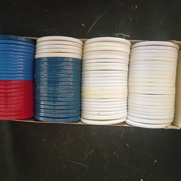 Lucky Plastic Poker Chips 100 Vintage Interlocking Red White Blue Box