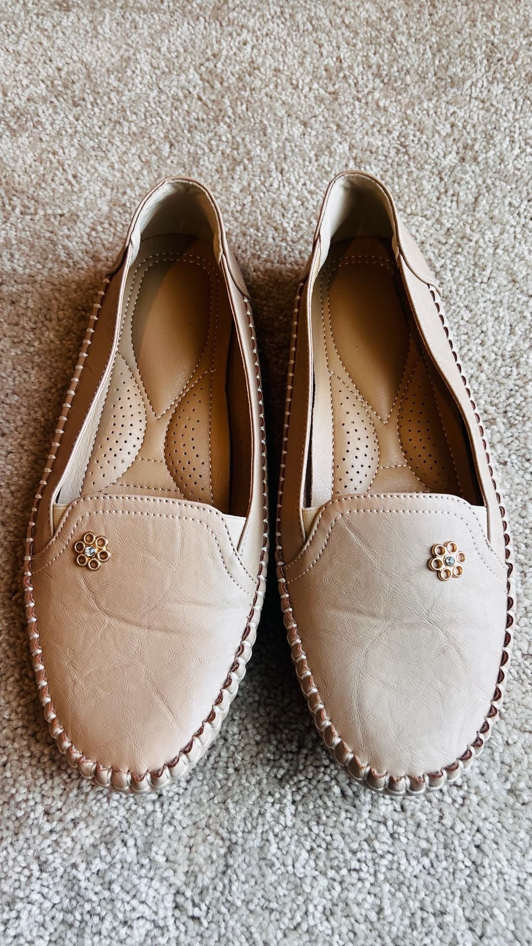 Beige Slip-On Comfort Loafers with Floral Embellishment - NWOT Size 11 3