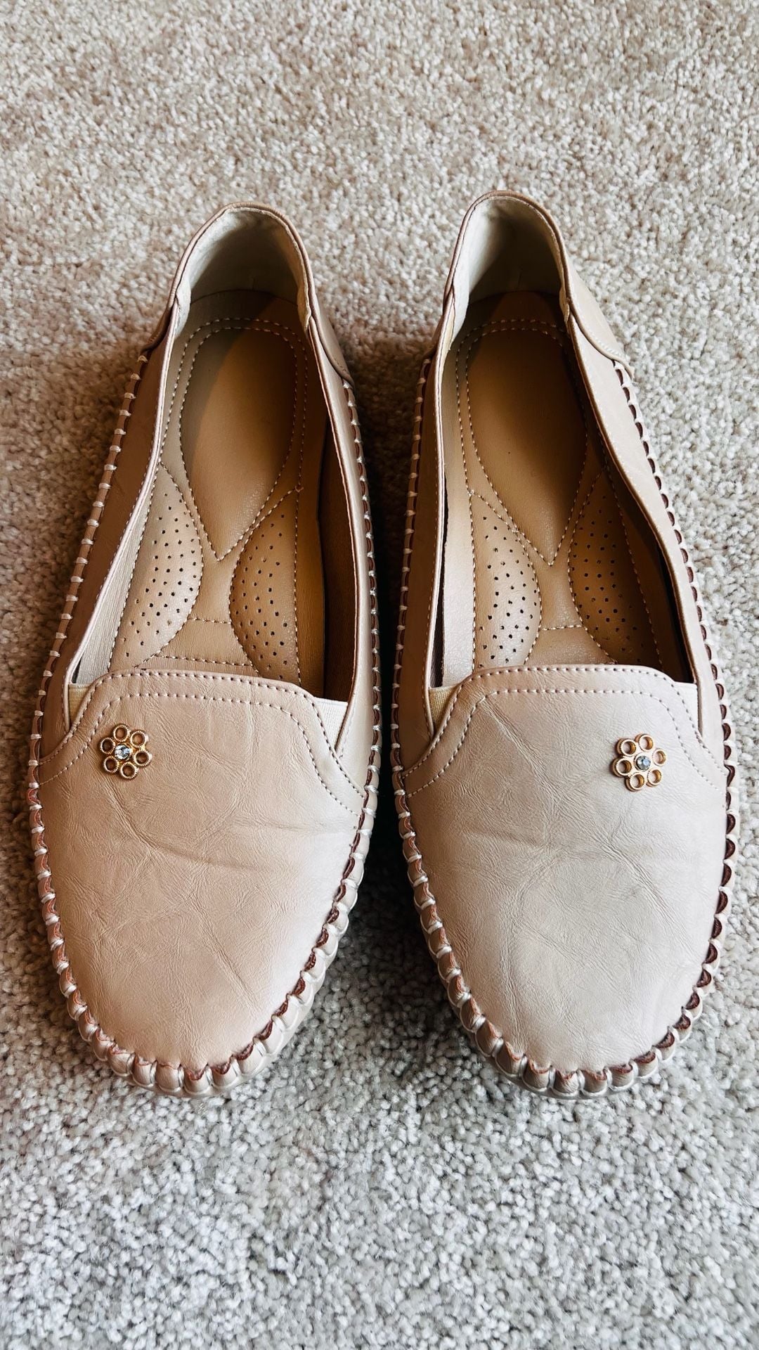 Beige Slip-On Comfort Loafers with Floral Embellishment - NWOT Size 11 4