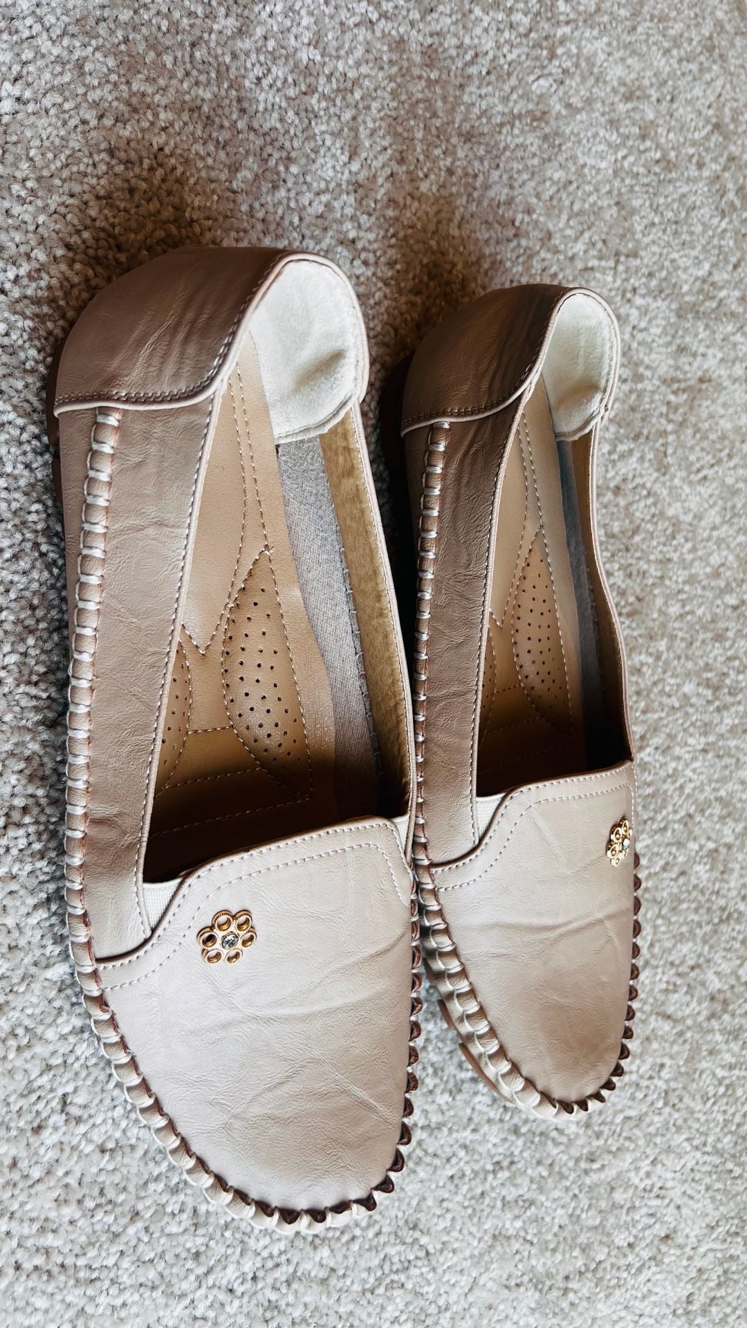 Beige Slip-On Comfort Loafers with Floral Embellishment - NWOT Size 11 5