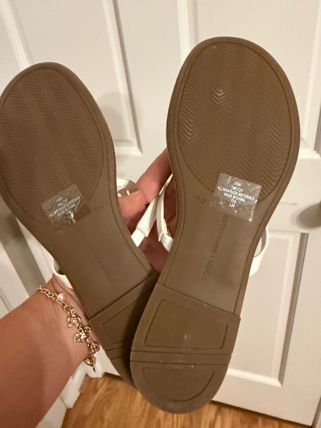 Tommy Hilfiger Litzy Flat Sandals Size 10M White T-Strap 5