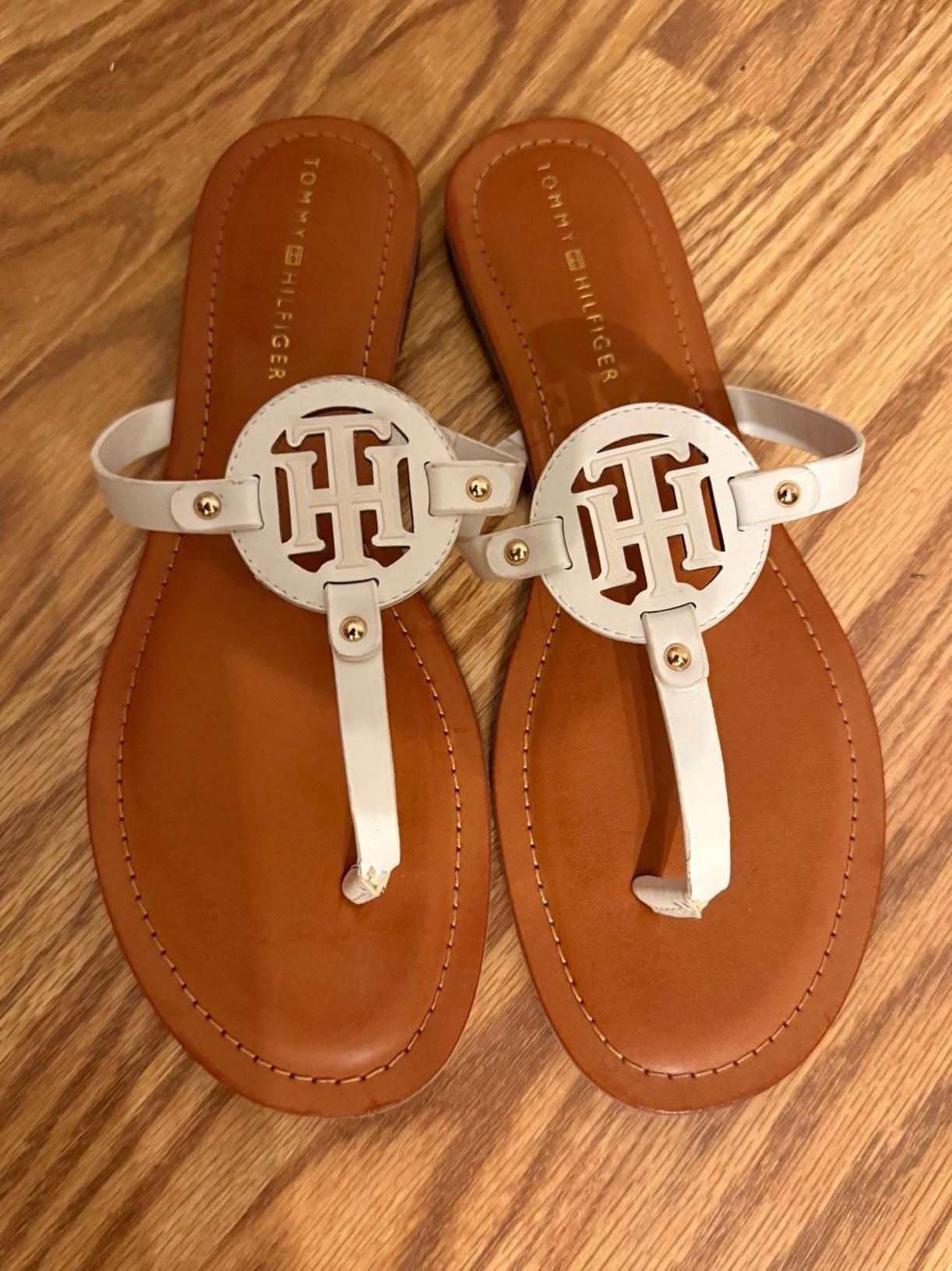 Tommy Hilfiger Litzy Flat Sandals Size 10M White T-Strap 2