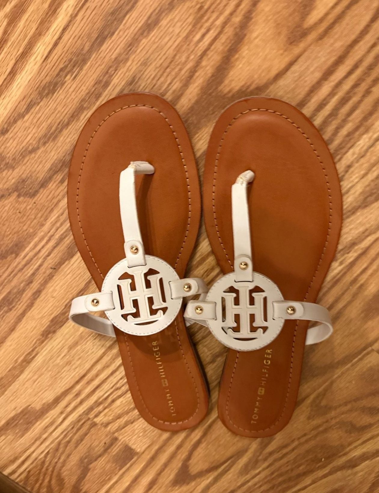 Tommy Hilfiger Litzy Flat Sandals Size 10M White T-Strap 3