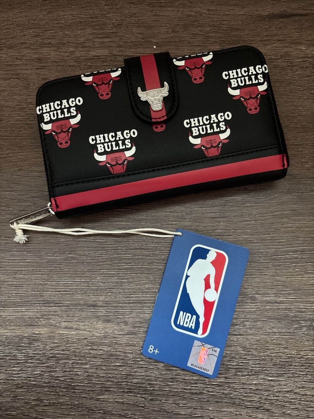 Loungefly NBA Chicago Bulls Logo Snap Wallet 1
