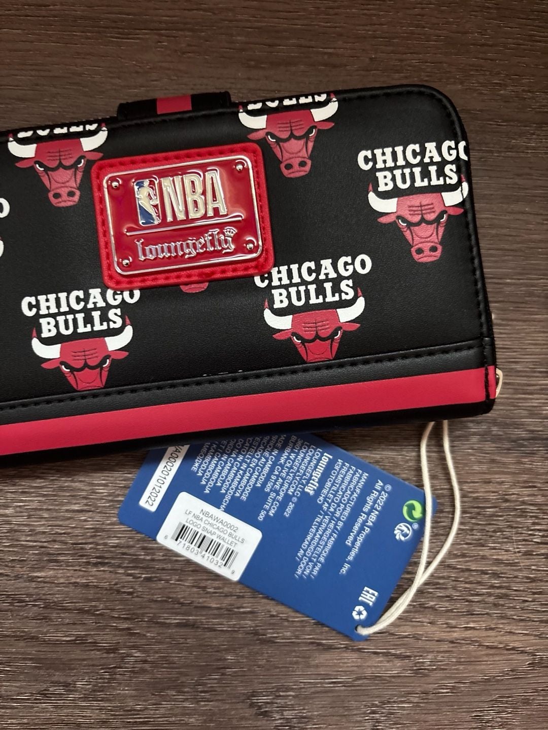 Loungefly NBA Chicago Bulls Logo Snap Wallet 3