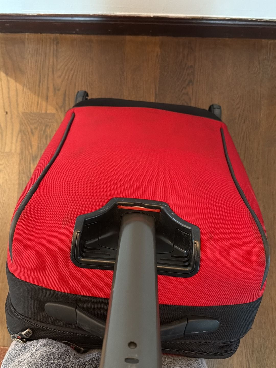 Swiss Army Rolling Luggage - Red Black - one wheel broken! 8