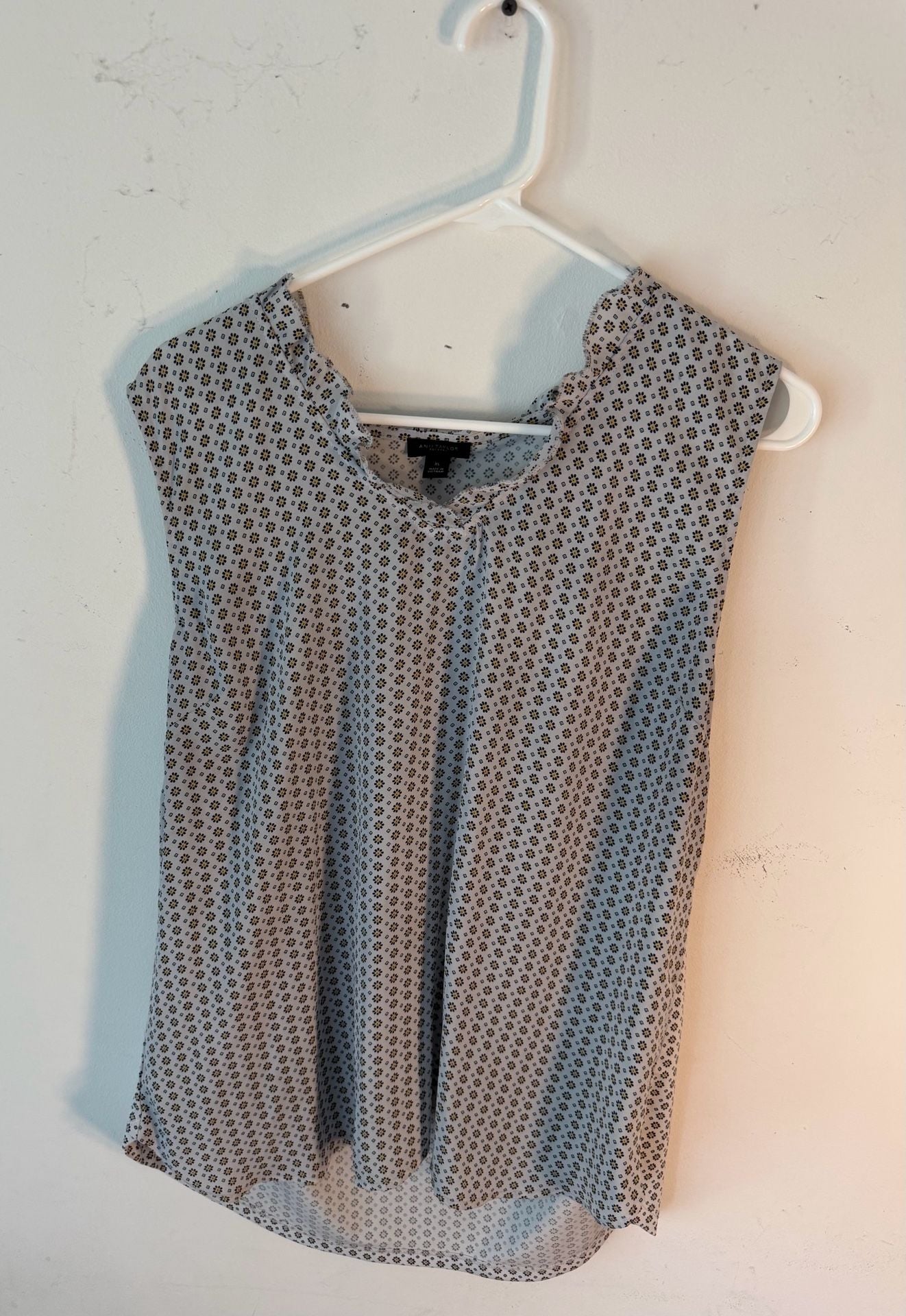 Ann Taylor Sleeveless Blouse Size XL Gray Printed Ruffle Neck 2