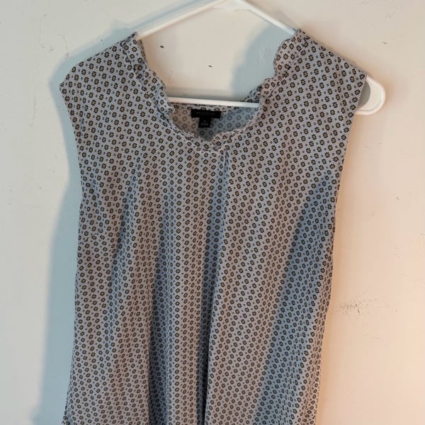 Ann Taylor Sleeveless Blouse Size XL Gray Printed Ruffle Neck