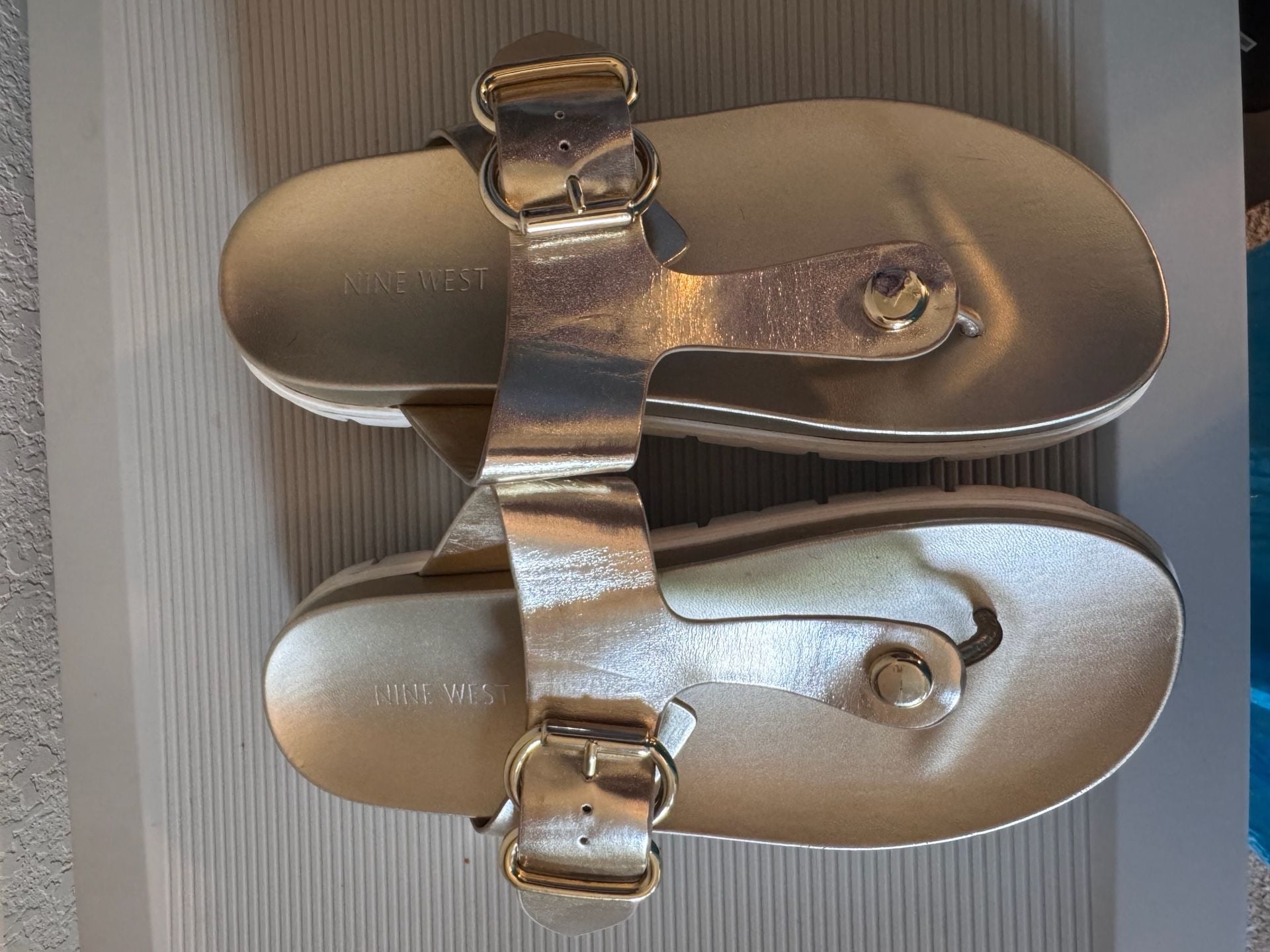 Nine West Thong Sandals Size 8M Gold Metallic Buckle Footbed 1