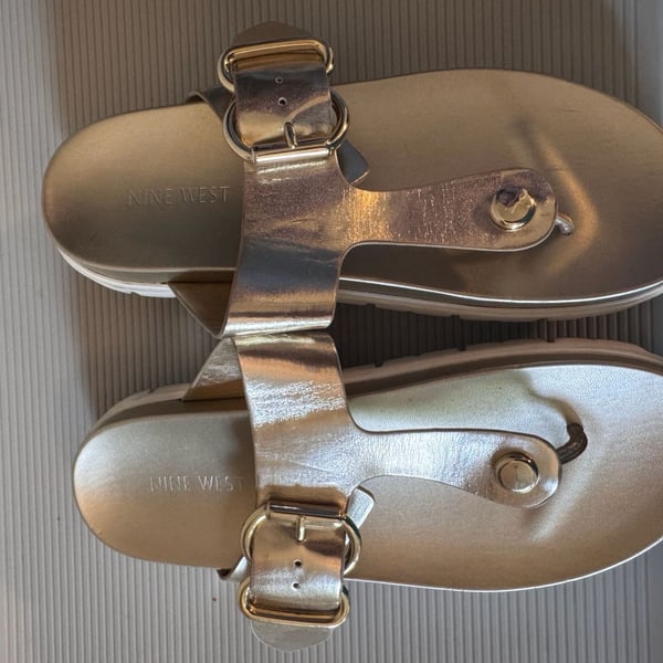 Nine West Thong Sandals Size 8M Gold Metallic Buckle Footbed