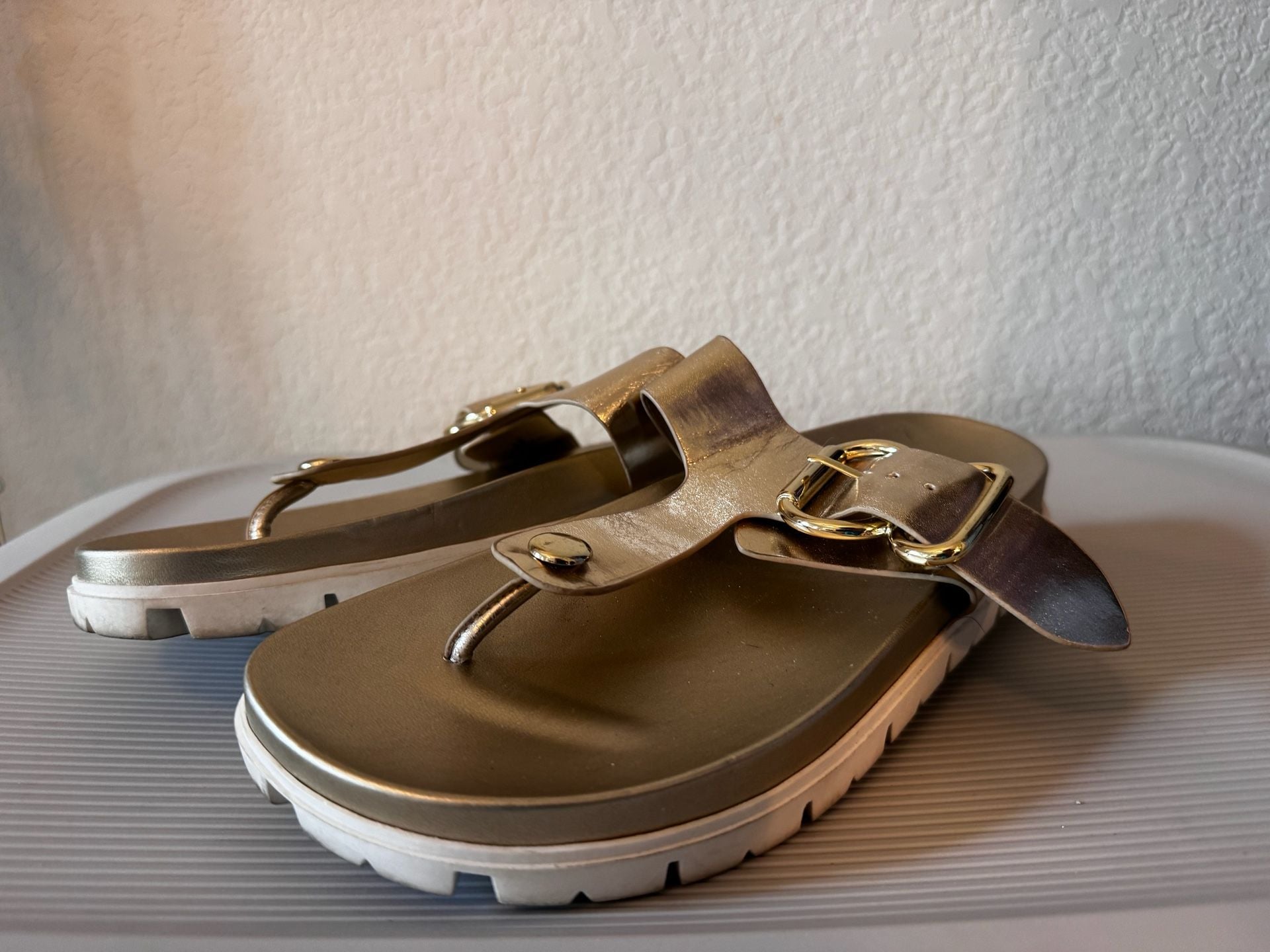 Nine West Thong Sandals Size 8M Gold Metallic Buckle Footbed 2